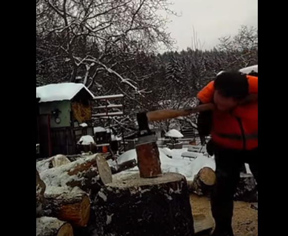 Μοναδική θέληση: Άνδρας χωρίς χέρια κόβει ξύλα καλύτερα κι από αυτούς που έχουν (βίντεο)