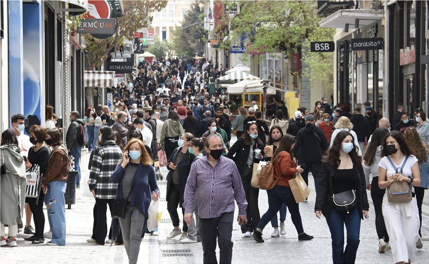 Οι πολίτες «ξεχύθηκαν» στην Ερμού για μια «δόση ελευθερίας» (βίντεο-φωτο)