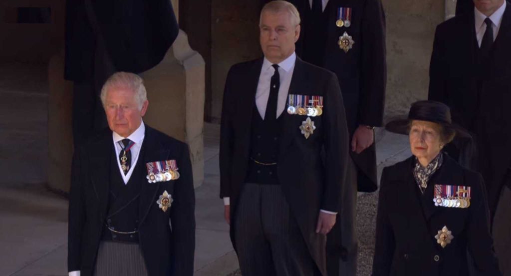 Κηδεία πρίγκιπα Φίλιππου: Δάκρυσε ο πρίγκιπας Κάρολος στο τελευταίο «αντίο» του πατέρα του (φώτο)