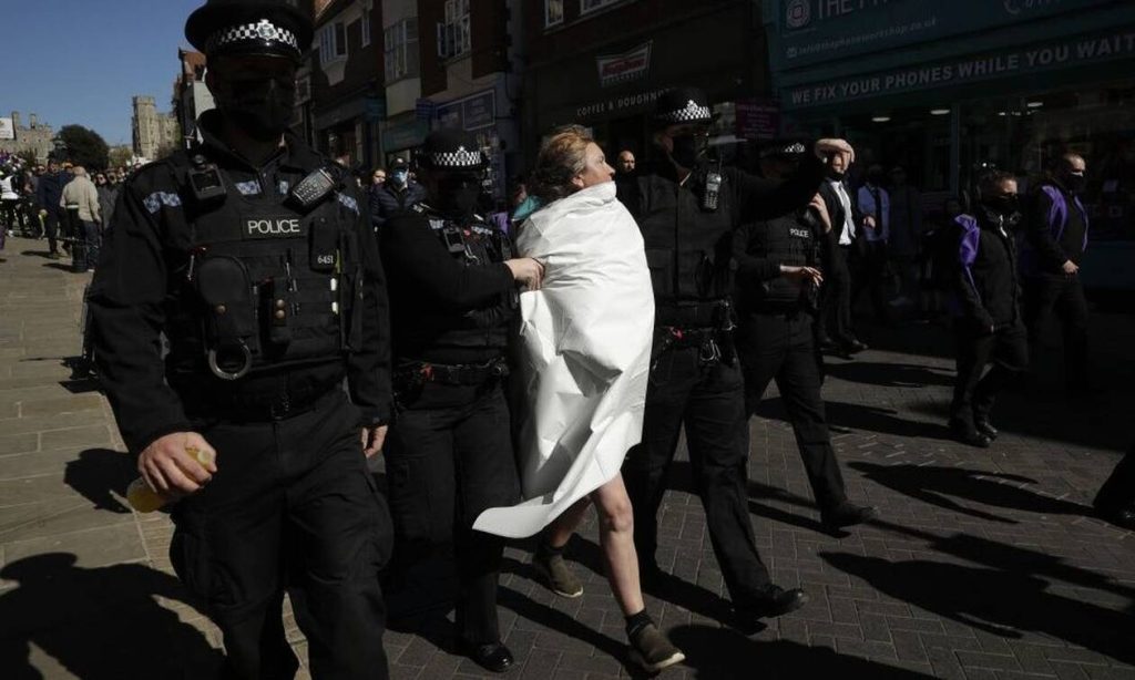 Κηδεία πρίγκιπα Φίλιππου: Γυμνόστηθη γυναίκα προκάλεσε συναγερμό στην Αστυνομία (βίντεο)