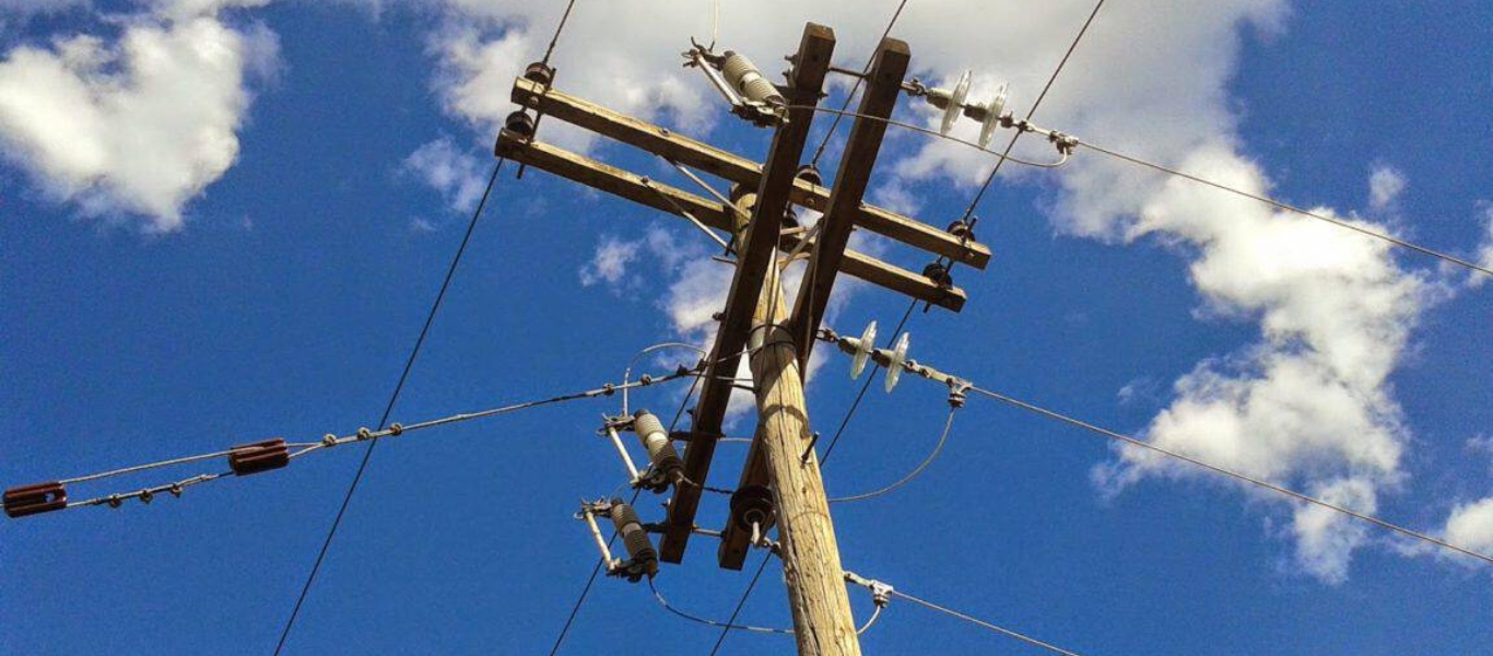 Ανώγεια: Χωρίς ρεύμα η περιοχή – Ο αέρας έκοψε κολώνα της ΔΕΗ (φώτο)