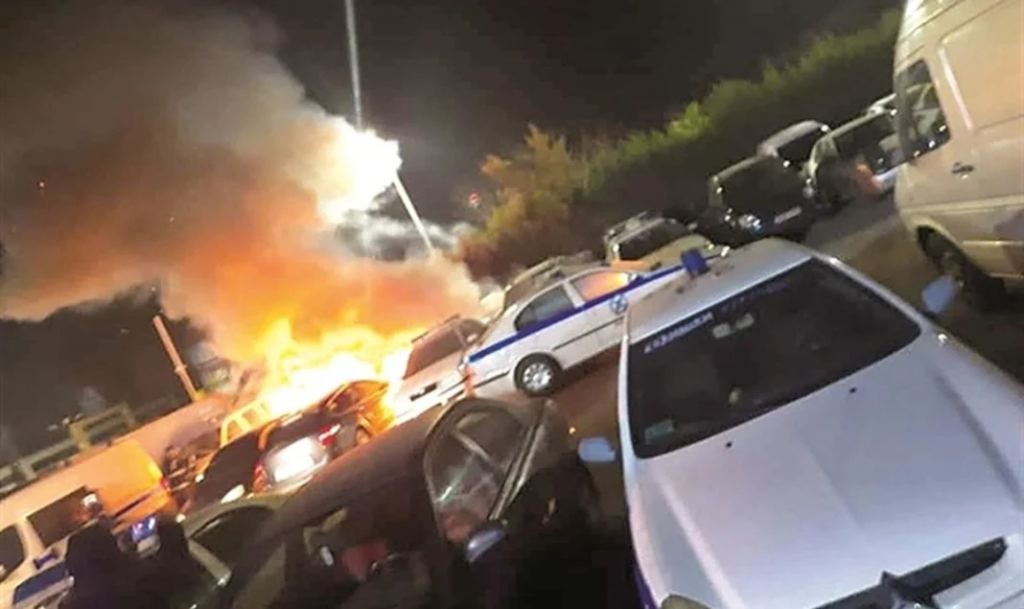 Πάτρα: Επίθεση με μολότοφ και κροτίδες σε πάρκινγκ της ΕΛ.ΑΣ