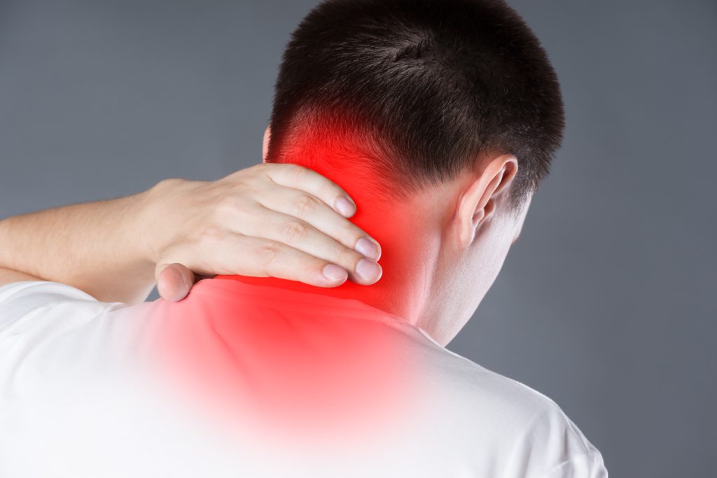 Πόνος στον αυχένα και τον ώμο: Τι τον προκαλεί και πως να τον αντιμετωπίσετε