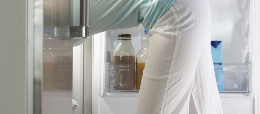 Ακούγεται τρελό αλλά αποδίδει – Τοποθετήστε τα ρούχα σας στο ψυγείο