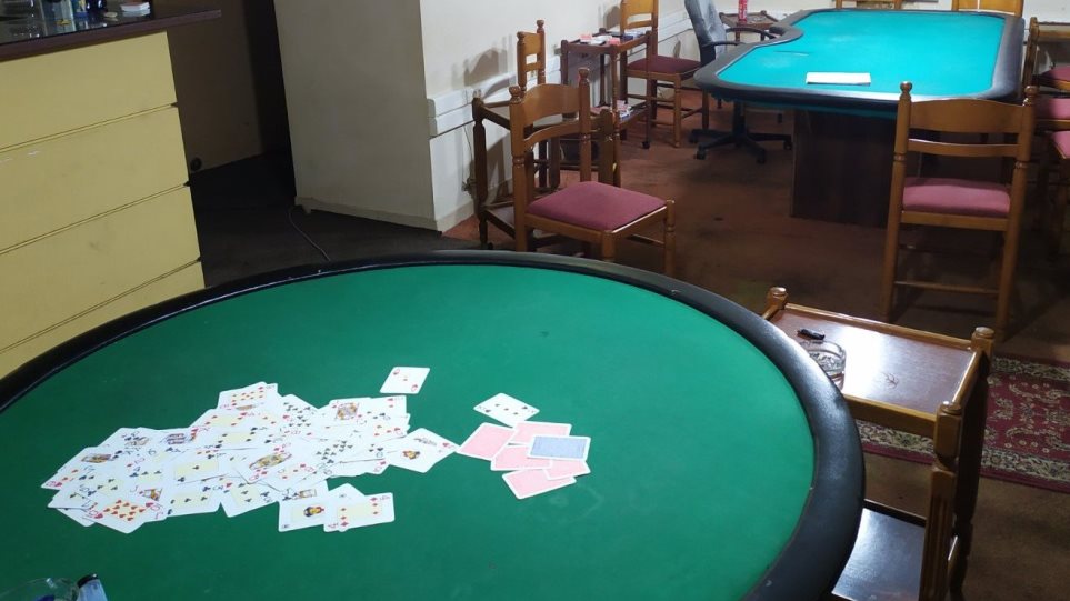 Συλλήψεις μετά από έφοδο σε παράνομη χαρτοπαικτική λέσχη – Ανάμεσά τους και γνωστός τραγουδιστής