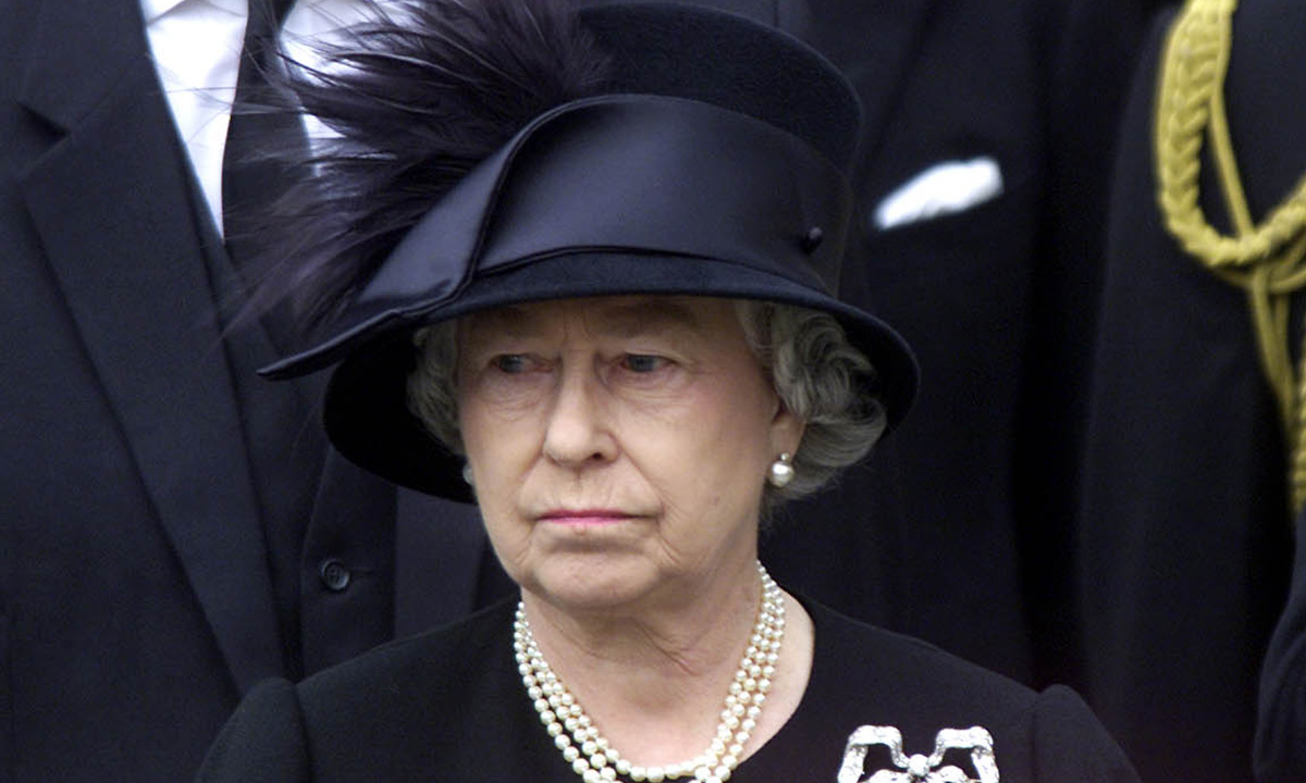 Η βασίλισσα Ελισάβετ αποχαιρέτησε τον πρίγκιπά της – Το Ηνωμένο Βασίλειο τήρησε ενός λεπτού σιγή (βίντεο)