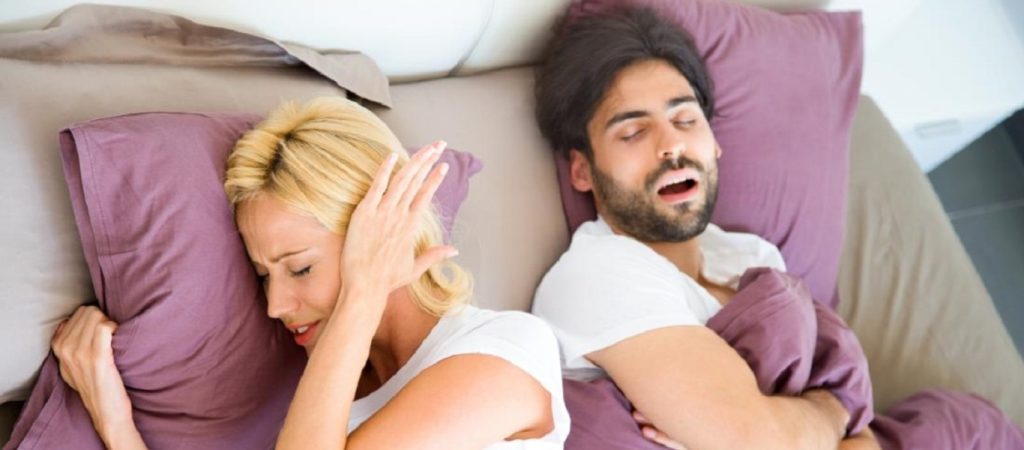 Ροχαλίζει ο σύντροφός σας; – Δείτε τα προβλήματα υγείας που ίσως σας προκαλέσει