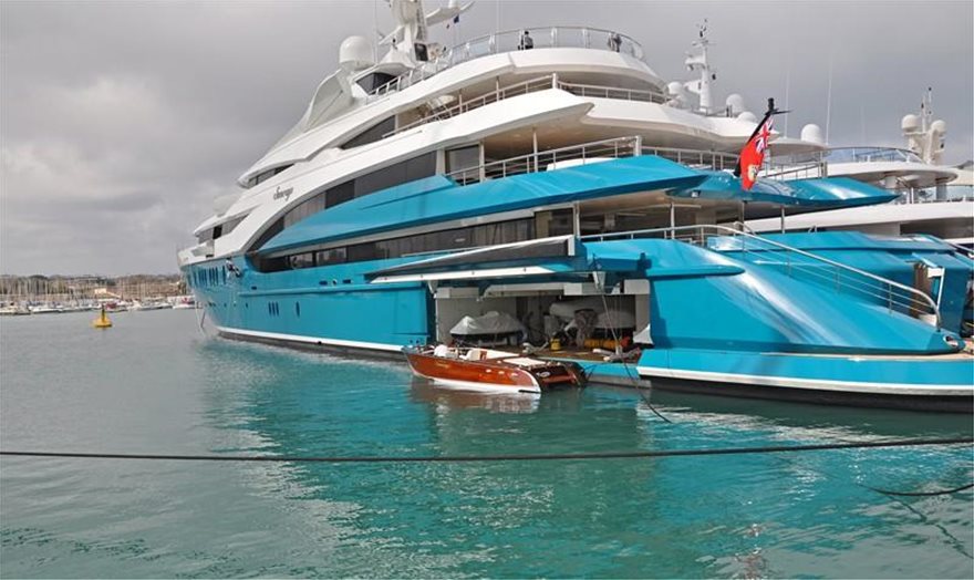 Εντυπωσιακή θαλαμηγός «έδεσε» στη Λούτσα – Ανήκει σε Ινδούς δισεκατομμυριούχους (φωτο)