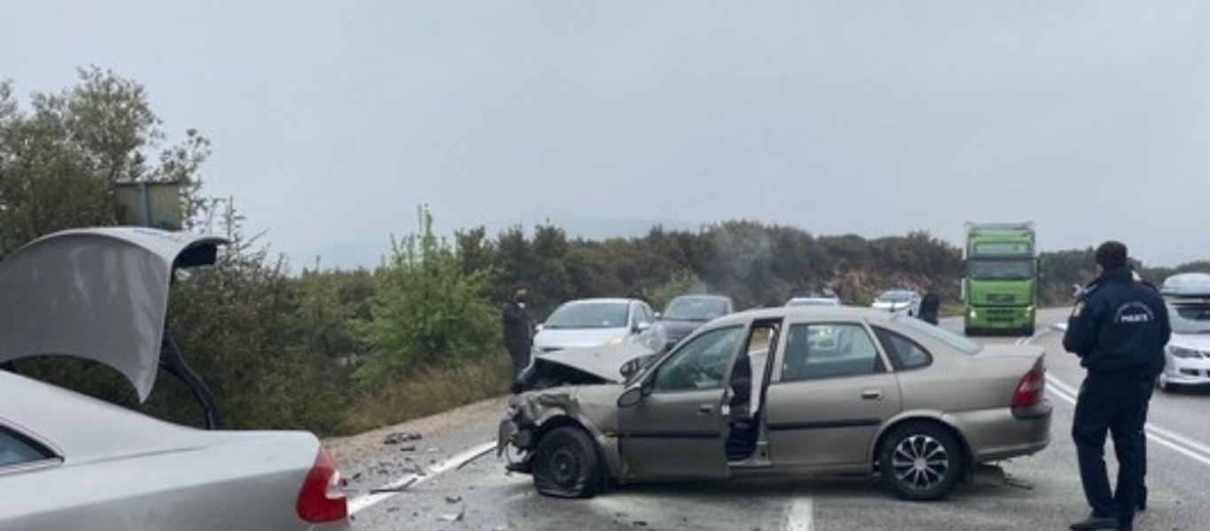 Σοκαριστικό τροχαίο στην Λαμία – Τραυματίστηκαν τέσσερις επιβάτες (φώτο)