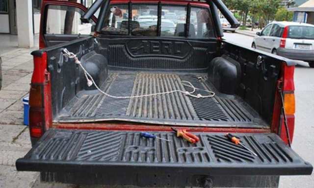 Ξεκαρδιστικό βίντεο: Άνδρας χώρεσε σε ένα αγροτικό… ολόκληρο το σπίτι του (βίντεο)