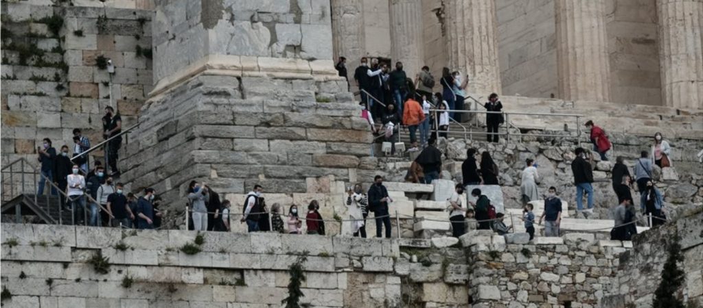 Παγκόσμια Ημέρα Μνημείων: Πλήθος κόσμου για δωρεάν είσοδο στην Ακρόπολη (φώτο)