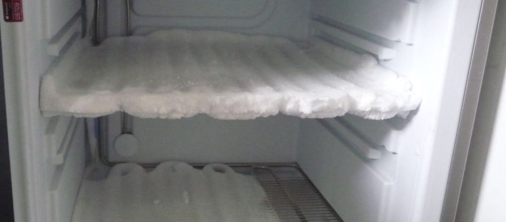 Έπιασε πάγο το ψυγείο σας; Καθαρίστε το στο… άψε σβήσε!