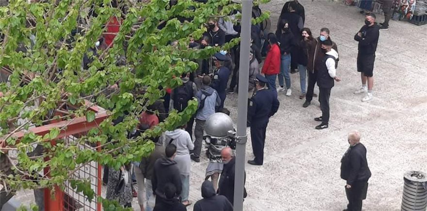 Εκατοντάδες πολίτες στην πλατεία Βαρνάβα ζητούν την απόσυρση των αστυνομικών δυνάμεων