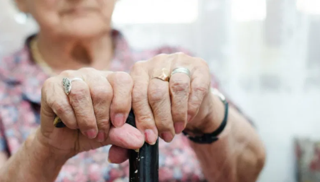 Απάνθρωπο: Βασάνισαν υπέργηρη γυναίκα  για να της πάρουν τις βέρες