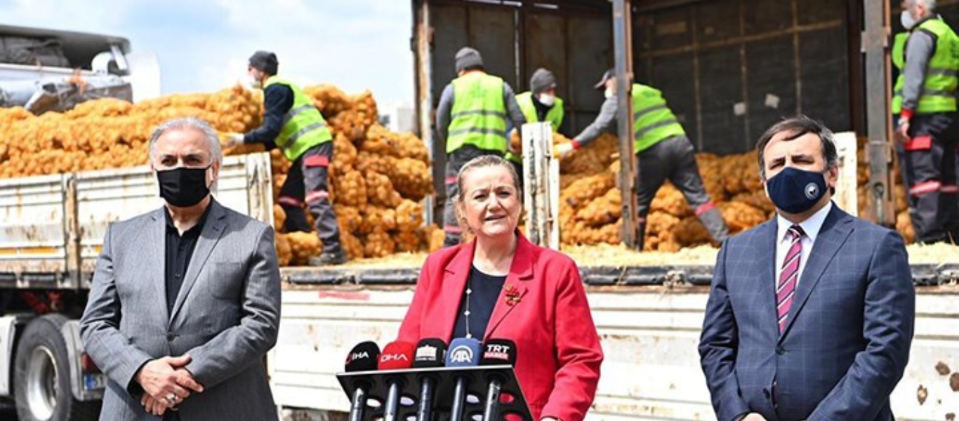 Τουρκία: Πλήθος κόσμου συγκεντρώθηκε για το «ευεργετικό» μοίρασμα πατάτας του Ρ.Τ.Ερντογάν (βίντεο)