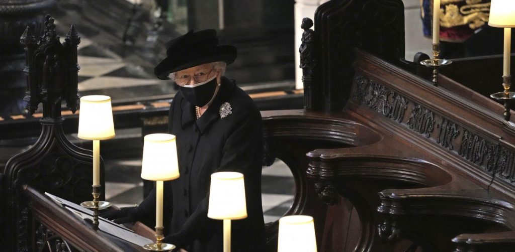 Η φωτογραφία της βασίλισσας Ελισάβετ που έγινε viral – Κάθεται μόνη της μετά από 73 χρόνια (φώτο)