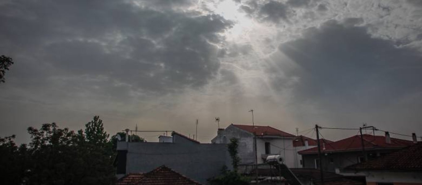 Βροχερός ο καιρός αύριο – Υποχωρεί η αφρικάνικη σκόνη