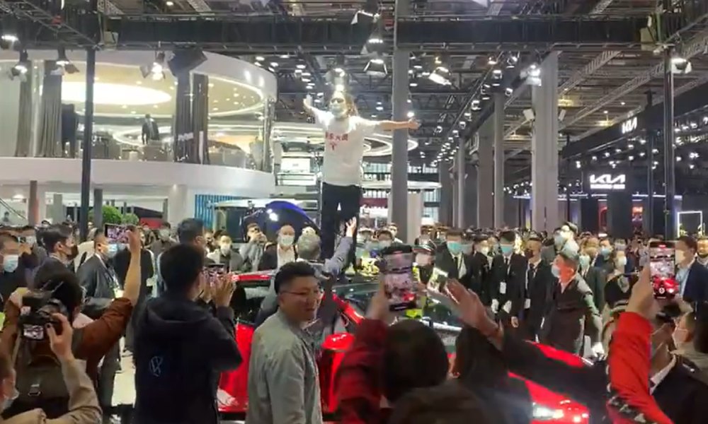 Έκθεση Σαγκάης: Ιδιοκτήτρια Tesla σε κατάσταση αμόκ… σπέρνει τον πανικό (βίντεο)