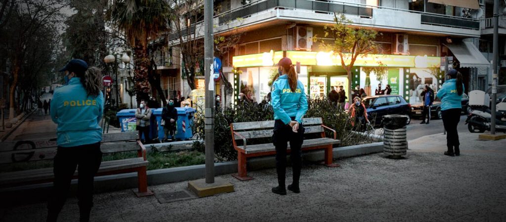 Εμπαιγμός από την κυβέρνηση: Στέλνει τους αστυνομικούς να φυλάνε… τα παγκάκια – Σχέδιο για αποκλεισμό πλατειών