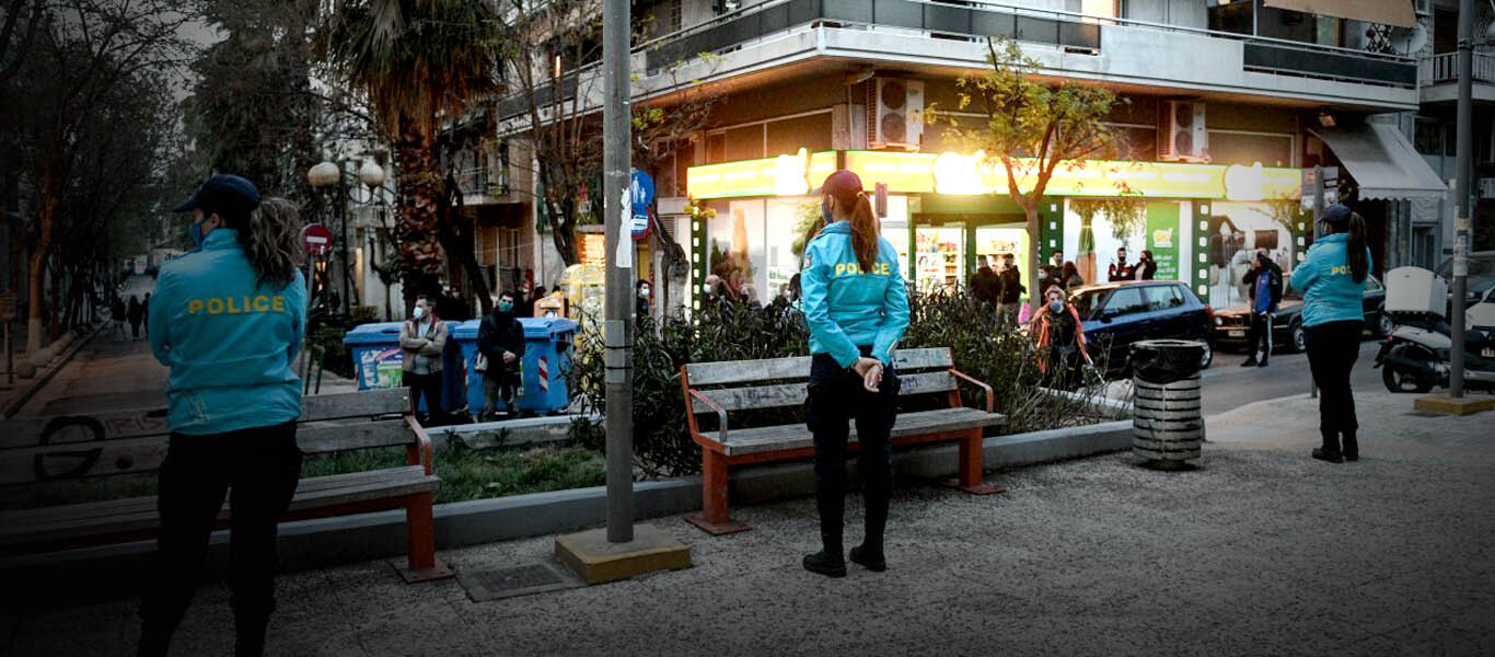 Εμπαιγμός από την κυβέρνηση: Στέλνει τους αστυνομικούς να φυλάνε… τα παγκάκια – Σχέδιο για αποκλεισμό πλατειών