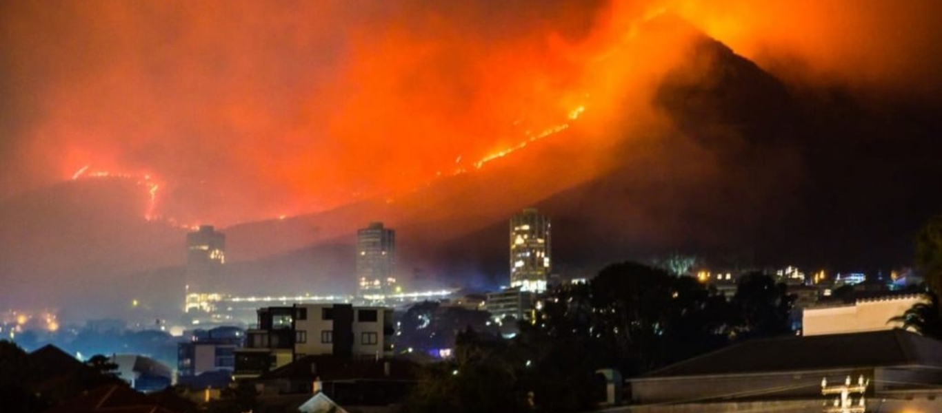 Ξέσπασε μεγάλη πυρκαγιά στη Νότια Αφρική – Εκκενώθηκε συνοικία