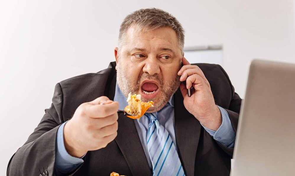 Αυτά είναι τα 4 συμπτώματα της υπερφαγίας που πρέπει να γνωρίζετε