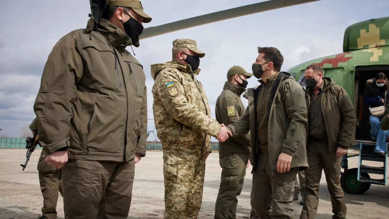 Πιέσεις σε Ζελένσκι για να διακόψει διπλωματικές σχέσεις με τη Ρωσία – Ζιρινόφσκι: «Να κτυπήσουμε πρώτοι με πυρηνικά»!