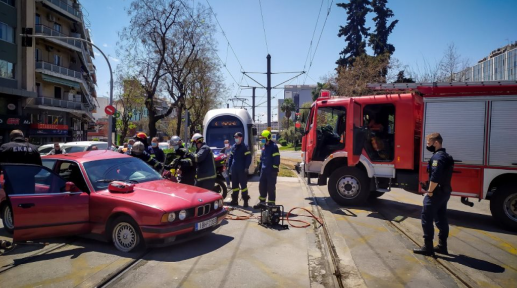 Νέος Κόσμος: Τραμ συγκρούστηκε με ΙΧ – Εγκλωβισμένος ηλικιωμένος
