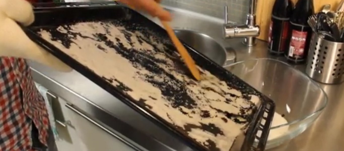 Δείτε πως να καθαρίσετε το ταψί από τα καμένα λίπη (βίντεο)