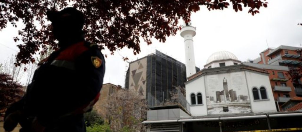 Αλβανία: Δολοφονική επίθεση με μαχαίρι μέσα σε τέμενος – Πέντε άνθρωποι τραυματίστηκαν