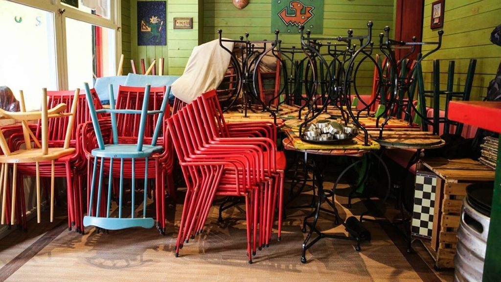 ΣΥΡΙΖΑ: «Να ανοίξει σε εξωτερικούς χώρους και ελεγχόμενα η εστίαση»