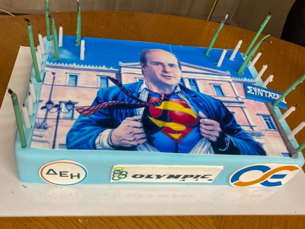 Ο Κ.Χατζηδάκης… Σούπερμαν εναντίον των ΔΕΚΟ και των συντάξεων! (φωτό)