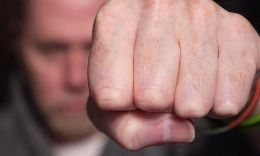 Ρόδος: Σύζυγος έφαγε ξύλο από τον εραστή της γυναίκας του!