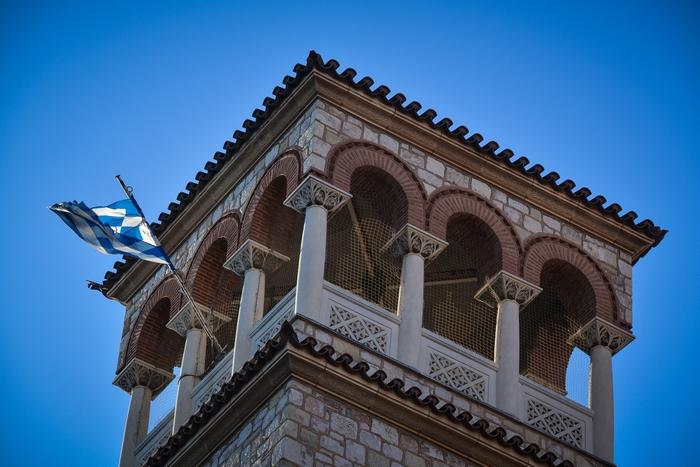 Ούτε στην τουρκοκρατία: Ταμπουρώθηκαν μέσα στην εκκλησία για να παρακολουθήσουν τη λειτουργία!