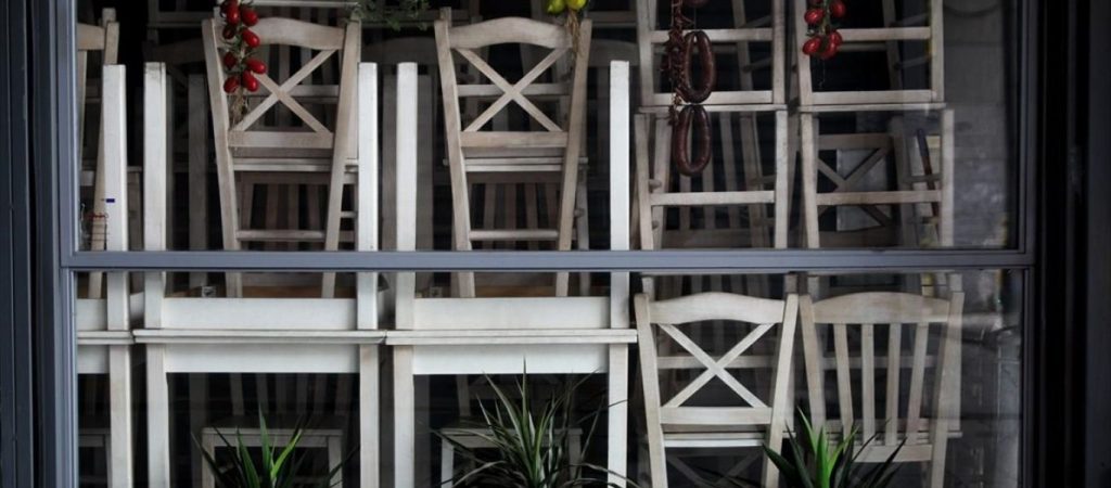 Οι κυβερνητικές αποφάσεις και η διάλυση της εστίασης – Απώλειες δεκάδων εκατομμυρίων μόνο τον Φεβρουάριο