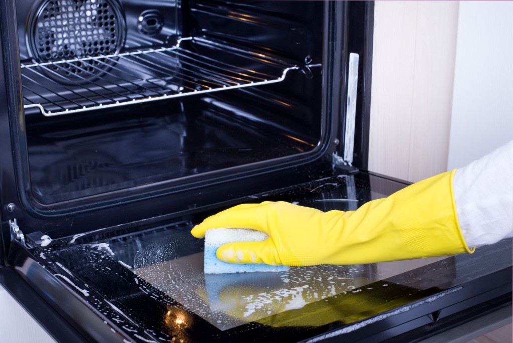 Έτσι θα καθαρίσετε εύκολα τον φούρνο της κουζίνας σας από τους κολλημένους λεκέδες