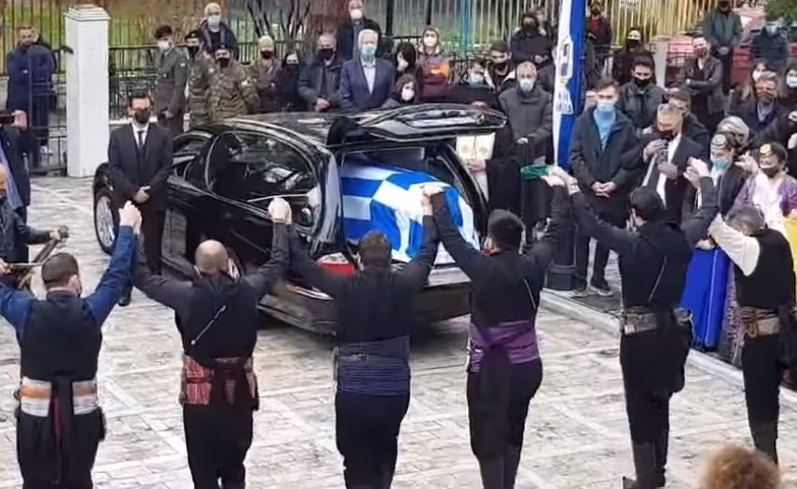 Ρίγη συγκίνησης τη Θεσσαλονίκη: Αποχαιρέτησαν με πυρρίχιο τον 23χρονο στρατιώτη (βίντεο)