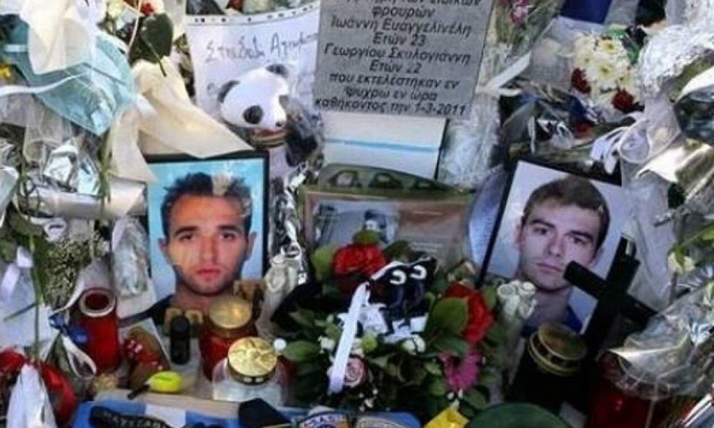 Γονείς των δολοφονηθέντων αστυνομικών στο Ρέντη: «Τα παιδιά μας στάλθηκαν στον θάνατο χωρίς κανένα απολύτως σχέδιο»