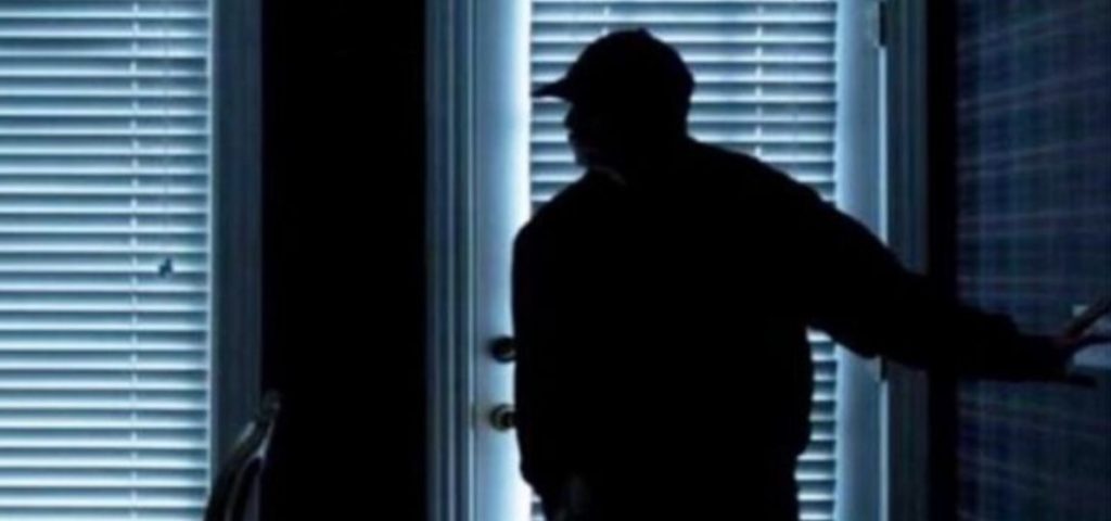 Μπήκε για διάρρηξη αλλά τελικά προτίμησε να δει πορνό – Τον συνέλαβε η αστυνομία