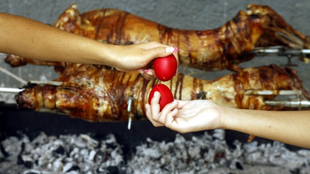 Ανήμερα 21ης Απριλίου – Κυβέρνηση: «Σας απαγορεύουμε να φωνάξετε πάνω από 9 άτομα στο σπίτι σας το Πάσχα»