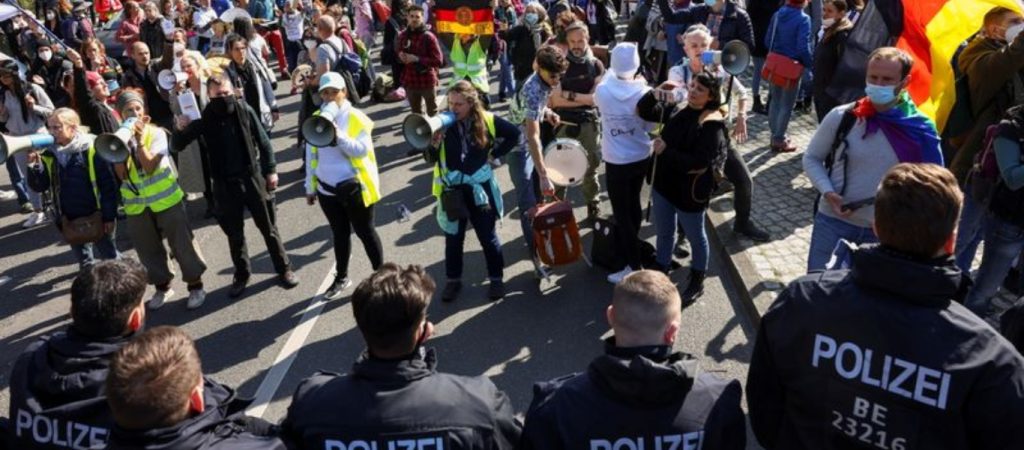 Γερμανία: Λαϊκή «έκρηξη» των πολιτών με αφορμή τα νέα μέτρα απαγόρευσης