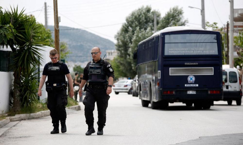 Μενίδι: Αστυνομικός κυνήγησε πεζός αυτοκίνητο υπόπτου για εμπόριο ναρκωτικών που έσπασε «μπλόκο» (βίντεο)