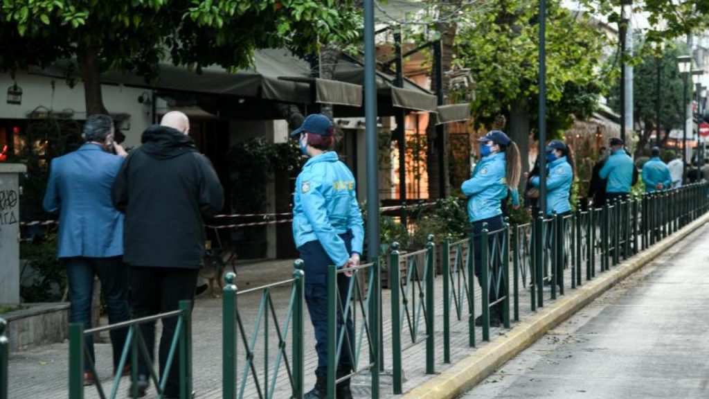 Η κυβέρνηση έστειλε την αστυνομία να φυλάει… την Βεάκη στο Περιστέρι: «Απέτρεψαν» το πάρτι με 9 παραγωγές