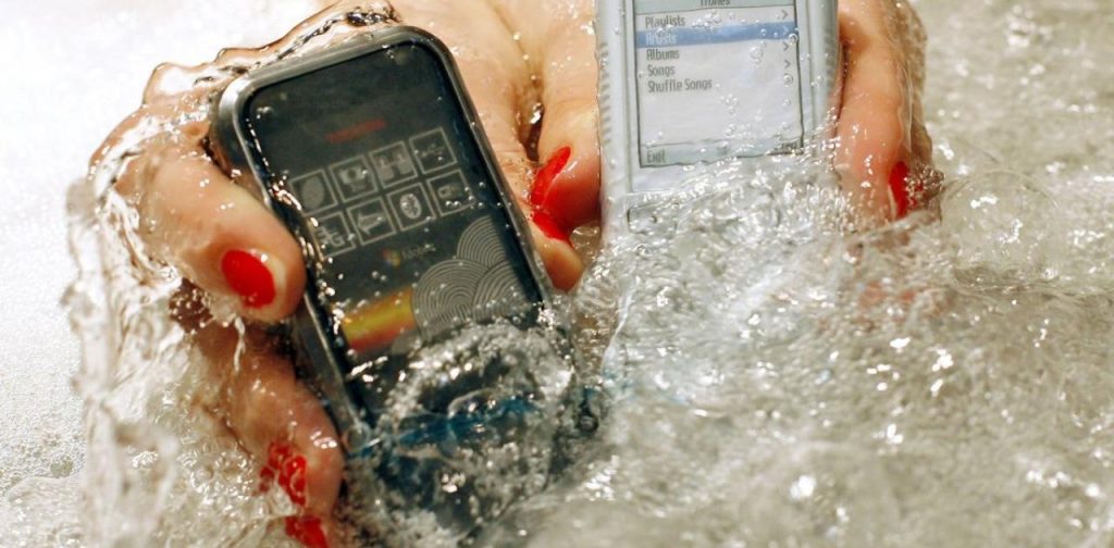 Ο περίεργος λόγος που σχεδόν όλα τα τηλέφωνα στην Ιαπωνία είναι αδιάβροχα