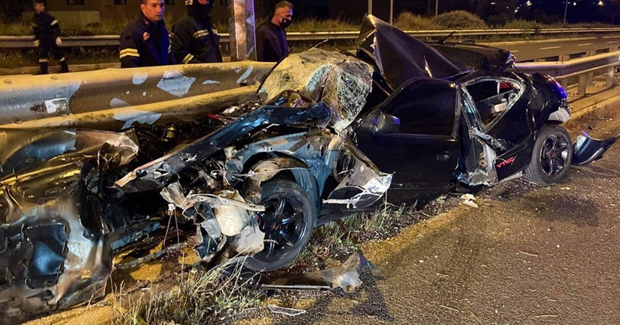 Παραλίγο τραγωδία στη Λεωφόρο Κύμης – Αμάξι προσέκρουσε στις διαχωριστικές μπάρες