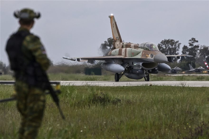 Μαχητικά αεροσκάφη θα πετάξουν σήμερα το μεσημέρι πάνω από την Ακρόπολη – Δείτε εντυπωσιακές φωτογραφίες (φωτο)