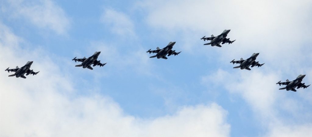 Μαχητικά αεροσκάφη πραγματοποίησαν πτήση πάνω από την Ακρόπολη (βίντεο)