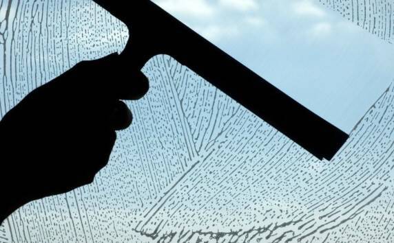 Το κόλπο για να καθαρίσετε εύκολα και γρήγορα τα παράθυρα που δεν φτάνετε