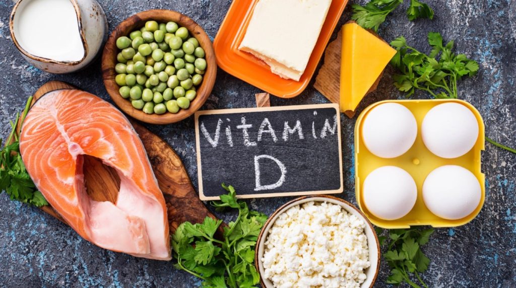 Βιταμίνη D: Πόση πρέπει να λαμβάνετε ανά ηλικία & σε ποιες τροφές θα τη βρείτε