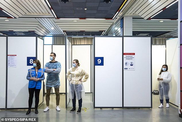 Κέντρο μαζικού εμβολιασμού στη Γαλλία έκλεισε γιατί  δεν εμφανίστηκε κανείς! – Από τους 3.000 πήγαν μόνο οι…  58